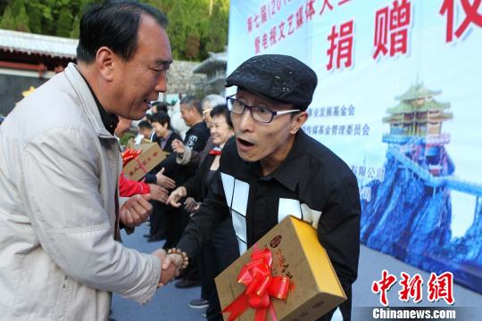 巩汉林为旅游行业代表捐赠 王中举 摄