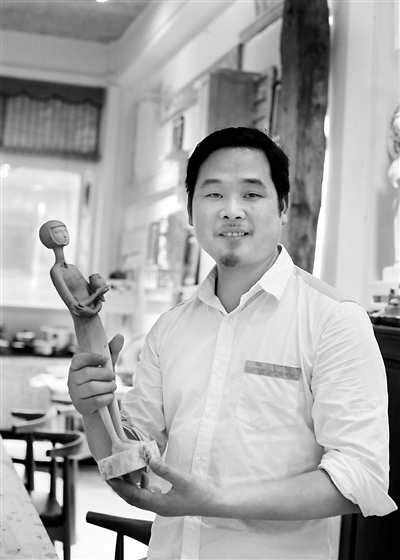 杨恒清与自己的木雕。