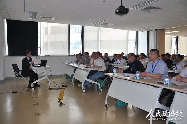 安阿玥委员授课中。