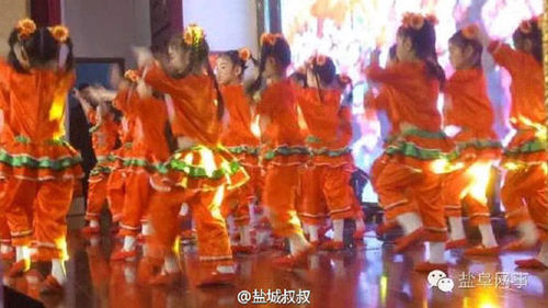 网络图片显示，二十多位小朋友身着演出服在台上表演。