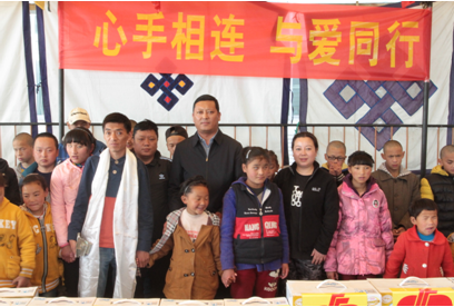 自治区民政厅副厅长尼玛次仁（中）在自治区福彩中心主任唐慧（左一）、副主任旦增（右二）的陪同下，慰问拉萨市盲童学校的孩子们