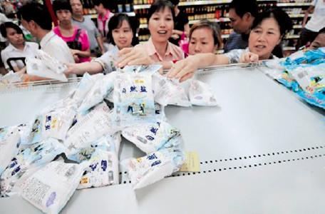 p56 2011 年3 月，受日本地震引发核电站事故影响，网上谣言称新产海盐将存在安全隐患，广东等地民众抢购、囤积碘盐。