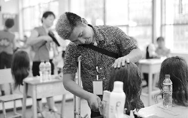 云南楚雄，一位肢残者正在学习美容美发技能。