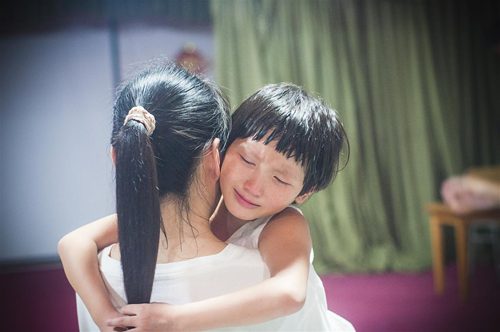 在公益志愿者怀里的小米