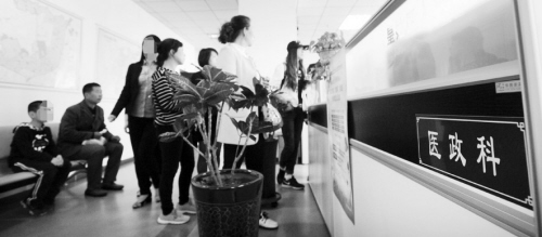 昨天，郑州一家社区卫生服务中心贴出《关于停用三价脊灰减毒活疫苗(糖丸)的公告》。