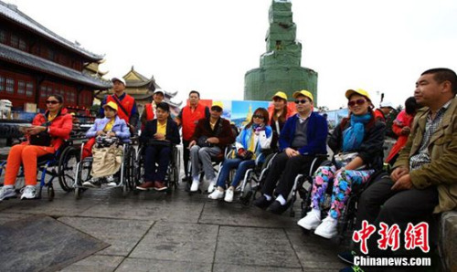 怒放生命，圆梦金顶。5.15全国助残日，残友们在爱心志愿者、游客、景区工作人员的共同努力下成功登上金顶
