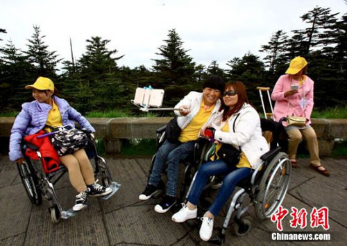 挑战自我，自强不息，勇攀高峰，成功登顶后残友们露出兴奋喜悦的心情！