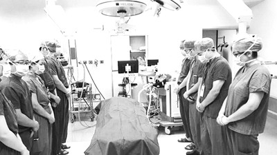 医生向器官捐献者遗体默哀致敬。 资料图片