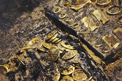 江西南昌，海昏侯主椁室中的马蹄金、麒趾金及两盒金饼