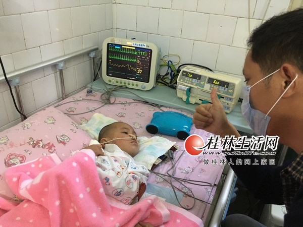 收到爸爸的“赞”后，病床上的小镁很高兴