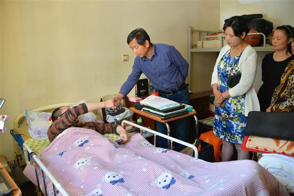 上海慈善网讯 5月17日下午，市慈善基金会奉贤区分会向困难残疾人员沈春平送去慰问金1万元。