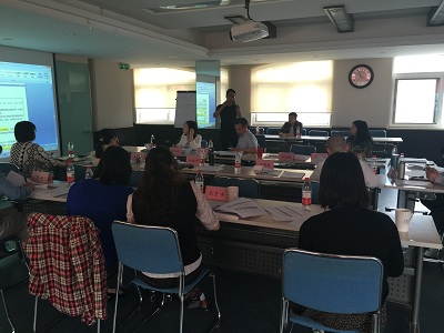 参选机构工作人员进行项目答疑