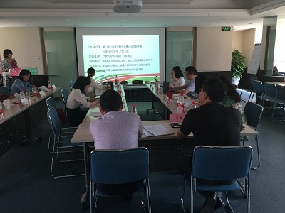 基金会工作人员在介绍评议规则