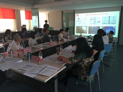 参选机构负责人在介绍项目