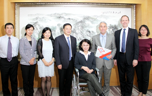 　图为会见后合影