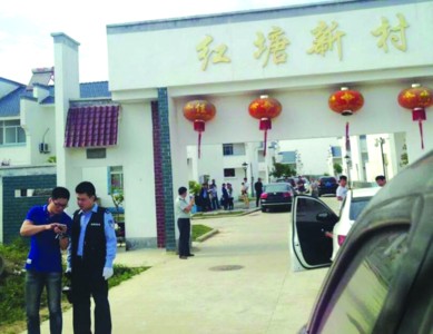 　　警方在事发小区调查