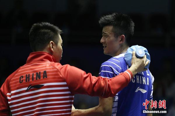 5月19日，中国队选手谌龙在比赛间隙与教练沟通。他在单打比赛中1比2负于韩国队选手孙完虎。中新社记者 韩海丹 摄