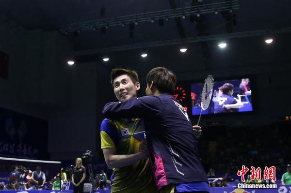5月19日，韩国队选手孙完虎赛后与教练拥抱庆祝。他在单打比赛中2比1战胜中国队选手谌龙。中新社记者 韩海丹 摄