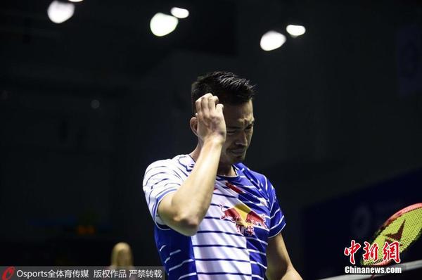 图为林丹在比赛中。