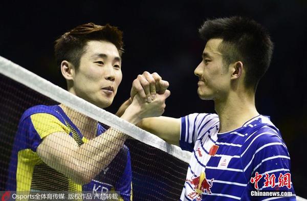 赛后谌龙和孙完虎握手致意。图片来源：Osports全体育图片社