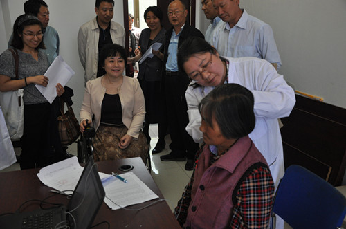 　图为调试仪器现场