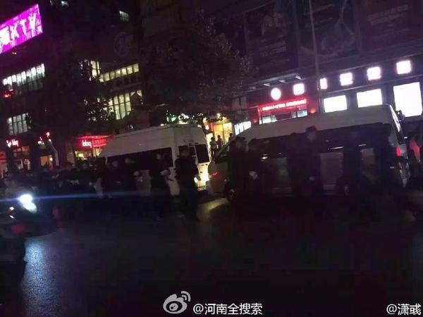 　该报道称，5月19日22时许，郑州警方多警联合，集中行动，对位于二七区人和路与政通路附近，存在严重涉黄违法问题的红馆缤纷年代KTV进行了突击查处。目前，涉案相关人员已被控制，案件正在进一步调查之中。