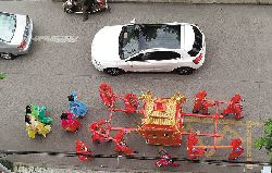 一天时间，“八抬大轿”引发近10万点击