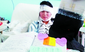 林海静生怕耽误了中考,在病床上坚持学习。 记者 石天蛟 摄