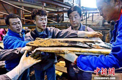 图为南昌西汉?；韬钅怪鏖な铱脊欧⒕蛳殖〕鐾亮艘蛔槠崞鳌捌练纭??！」?摄