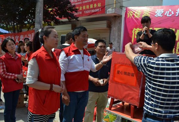 爱心商家现场义卖，给许佳蕊捐款。