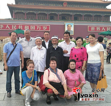 25日升旗仪式后,村民们在天安门合影留念。图陈沸湃提供