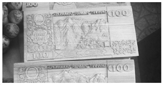 图为北京潘家园市场一摊位上出售的人民币式样木雕摆件。