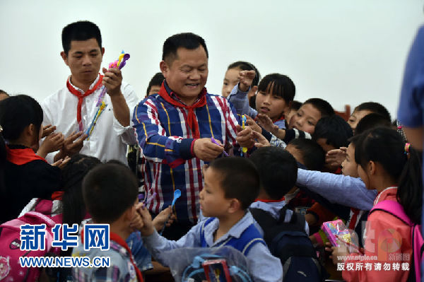 回乡看望资助打工子弟学生