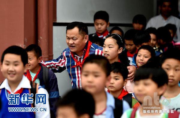 回乡看望资助打工子弟学生3