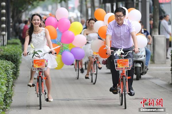 图为骑自行车迎接新娘活动现场。