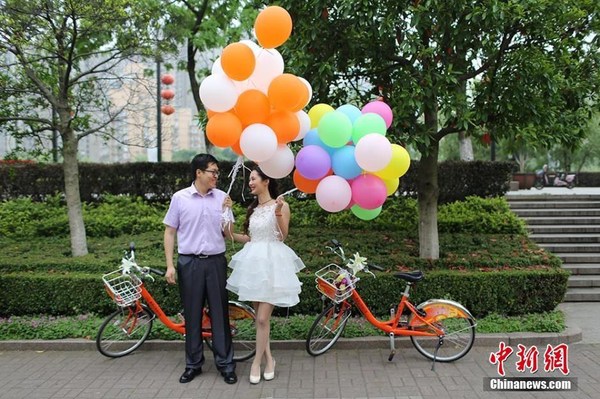 图为骑自行车迎接新娘活动现场。3