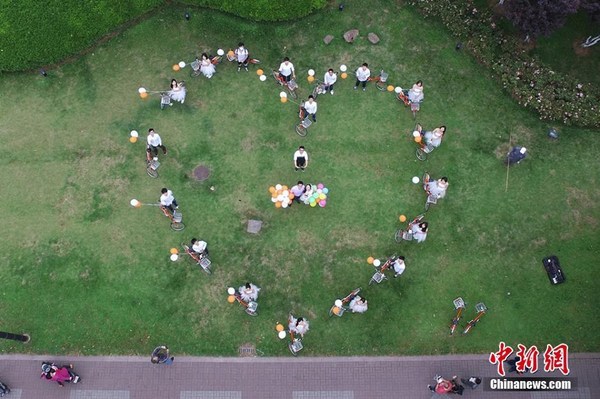 图为骑自行车迎接新娘活动现场。5