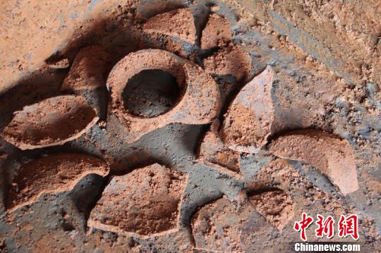 出土的陶器碎片?！⊙钔蚶?摄