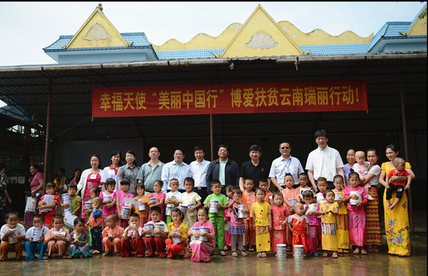 贫困婴童家庭在活动现场领取贝因美婴童食品