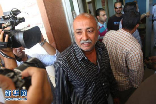 失事客机机上人员亲属在埃及开罗机场等待消息。新华社发 艾哈迈德·戈马摄 图片来源：新华网