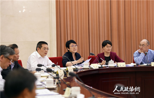 黄艳委员在双周座谈会上发言