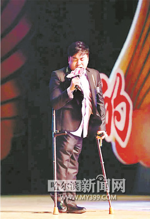 拄着双拐的刘向东倾心做公益。