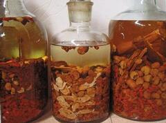 药酒养生好处多 自制选材饮用需注意