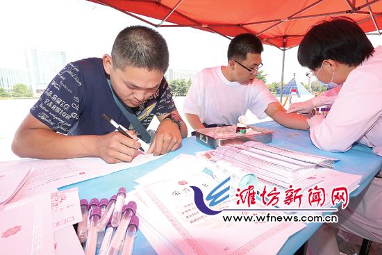 市民纷纷加入捐献造血干细胞血样的队伍。