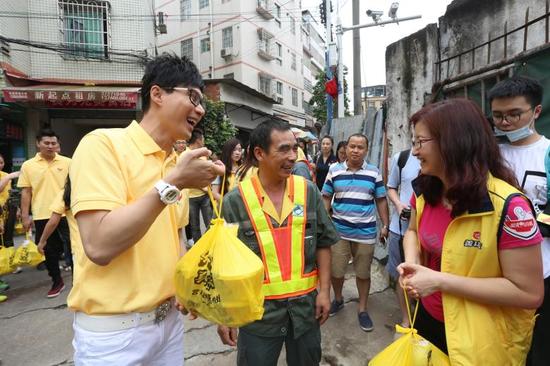 真功夫副总裁陈敏、广东名嘴任永全为环卫工人送去爱心待餐