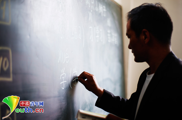 黄三英老师认认真真、一笔一划地在黑板上写下所要教授的内容。他所在的甘肃省舟曲县果耶乡真庄村，位于群山深处。这里距离兰州近十个小时的车程。从2005年起，黄三英继承父业，成为真庄小学代课教师，教村里的孩子说汉语、认汉字。中国青年网记者 张炎良 摄