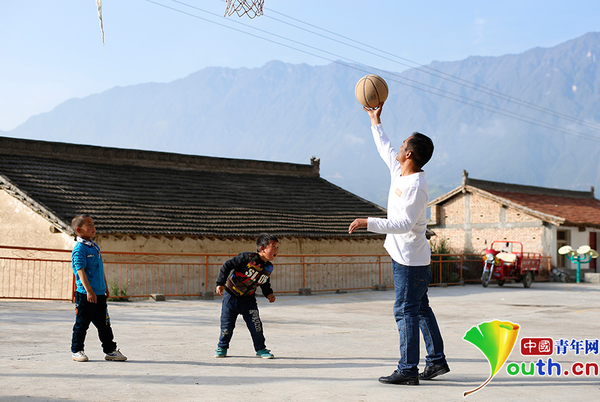 　清晨，黄三英早早地来到学校前的空地，陪孩子们打球、玩耍?！白羁炖值氖露褪堑搅搜?，和孩子们在一起。”黄三英说。中国青年网记者 张炎良 摄