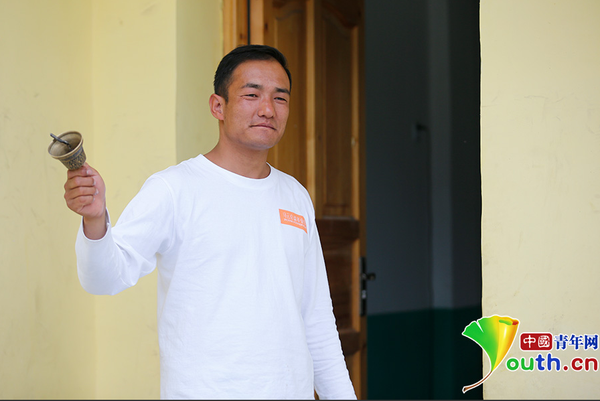 周一至周五，每天上午八点，黄三英准时摇响上课铃。