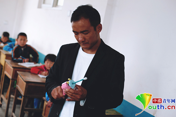 　除了教书，黄三英还要照顾孩子们的各种所需，包括给孩子们削铅笔。在真庄小学，黄三英不仅是孩子们的黄校长、黄老师，还是他们的“黄爸爸”。中国青年网记者 张炎良 摄