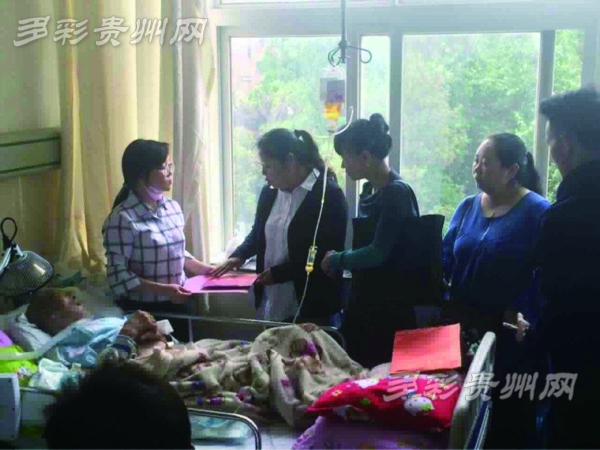 　热心市民送上捐款